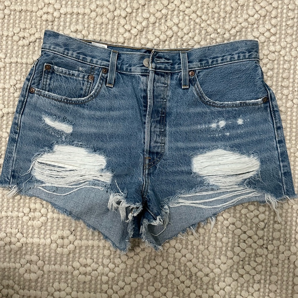 Levi’s button fly Distressed Blue Denim Shorts size 31